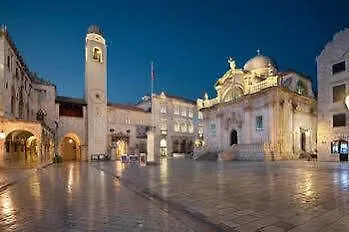 Main Square Pensión