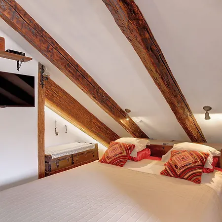 Gasthuis Main Square 4*