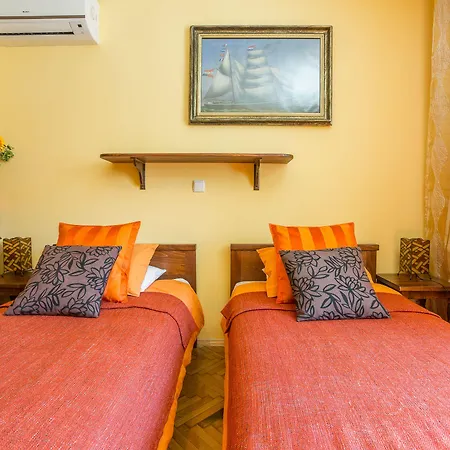 بيت ضيافة Main Square